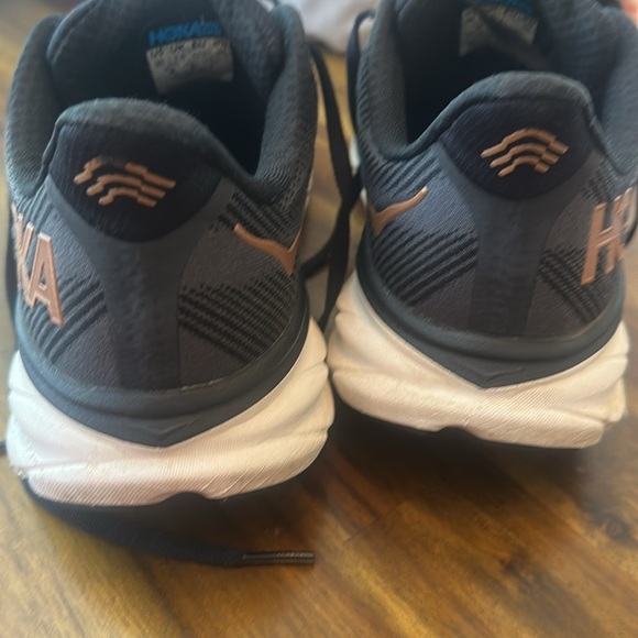 Hoka one Clifton 9 women’s Black and Gold shoe size 9 - Picture 4 of 6